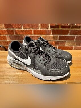 Mens black nike air max running shoes size 12. worn probably 20 times